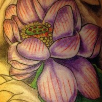 el tatuaje  detallado de una flor de loto morada