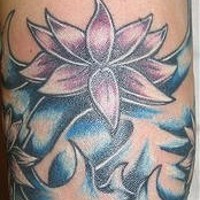 el tatuaje de una flor de loro en olas de agua azul
