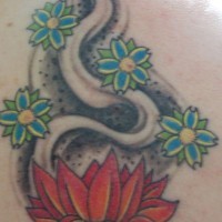 el tatuaje de una flor de loto roja y otras flores hecho en la espalda