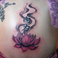 el tatuaje de una flor de loto con jeroglificos en la espalda