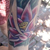 el tatuaje de una flor de loto hecho en la pierna
