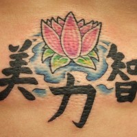 Tattoo mit Lotus und Kanji