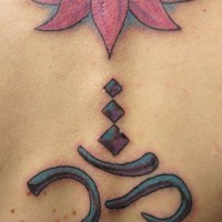 El tatuaje de una flor de loto con simbolo de mantra om en color