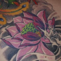 el tatuaje de una flor de loto de color morado en el agua de color negro