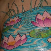 Seerose im Teich auf farbigem Tattoo