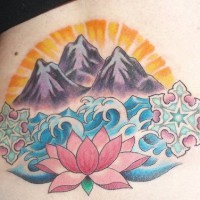 el tatuaje de una flor de loto, el mar y las montañas en el fondo hecho en color en la espalda