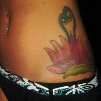 Tatuaje en la cadera, flor de color rosa con tallos