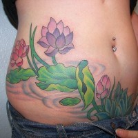 Bunte Lotosblumen Tattoo am Bauch