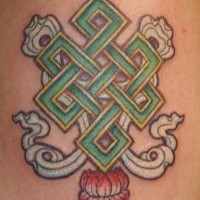 el tatuaje de un nudo de eternidad de color verde con una pequeña flor de loto