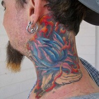 el tatuaje de una flor de loto con fuego hecho en color en el cuello