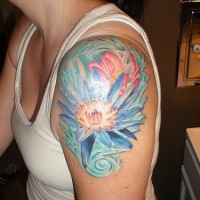 el tatuaje muy bonito de una flor de loto de color azul hecho en el hombro