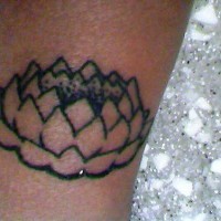 el tatuaje sencillo lineado de una flor de loto en color negro