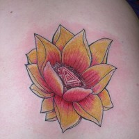 el tatuaje de una flor de loto amarilla con rojo con un simbolo adentro