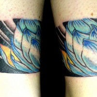 los tatuajes iguales de brazalete hecho en las dos piernas de flores de loto azul