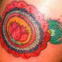 el tatuaje de una flor de loto roja con un dibujo alrededor y unas plumas de pavo real