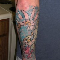 el tatuaje de una flor de loto blanca en el agua hecho en el brazo