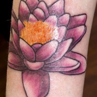 el tatuaje de una flor de loto morada en la mano