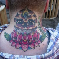 el tatuaje de una calavera en una flor de loto hecho en color en el cuello