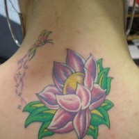 el tatuaje de una flor de lot morada con una mariposa pequeña hecho en el cuello