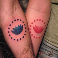 el tatuaje para pareja, de flores de loto: una azul y otra roja