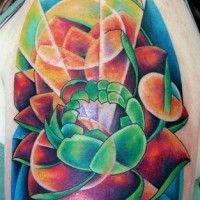 el tatuaje surrealista de una flor de loto hecho en color en el hombro