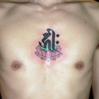 el tatuaje pequeño de una flor de  loto con una mantra hecho en el pecho