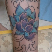 el tatuaje de una flor de lotode color azul y morado