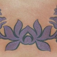 el tatuaje sencillo de una traceria con una flor de loto en color morado