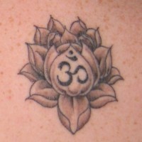 el tatuaje sencillo de una flor de loto con la mantra om adentro hecho en color negro