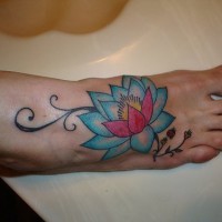 el tatuaje muy tierno de una flor de loto azul hecho en el pie