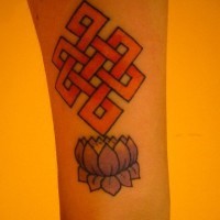 el tatuaje del nudo de eternidad con una flor de loto