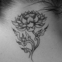 el tatuaje pequeño de una flor de loto con tallo hecho en color negro en el cuello