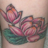 el tatuaje de dos flores de lotode color rosa