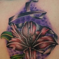 el tatuaje de una flor de lirio hecho en color