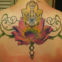 El tatuaje de flor de loto con el simbolo de la mano di fatima hecho en color en la espalda