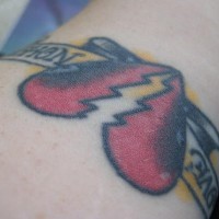 el tatuaje de un corazon rojo roto hecho en forma de brazalete