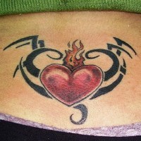 el tatuaje de un corazon rojo con llamas de fuego con una traceria tribal