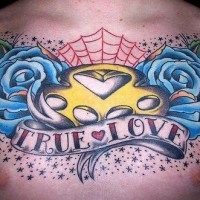 el tatuaje detallado con flores azules, una telaraña y frase 