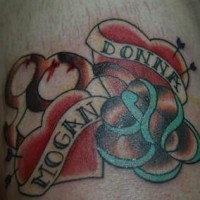 el tatuaje de dos corazones rojos con nombres