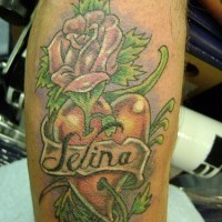 Selina im Herzen mit Rose Tattoo