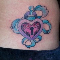 el tatuaje de un candado en forma de corazon con un liston azul
