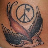 el tatuaje de un gorrion con un simbolo de paz hecho en el costado