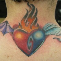 el tatuaje de un corazon rojo en el fuego con alas de un angel y un murcielago hecho en color