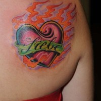 el tatuaje de un nombre sobre un corazon en el fuego hecho en color en la espalda