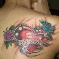 el tatuaje de un nombre sobre un corazon con rosas hecho en color en la espalda