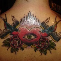 el tatuaje simetrico de un ojo dentro del corazon con gorriones y rosas hecho en color en la espalda