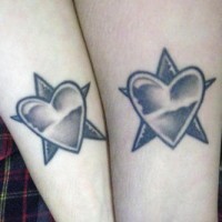 el tatuaje similar de corazon sobre una estrella hecho en las dos manos