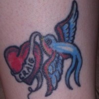 el tatuaje de un pajaro azul con un corazon y un nombre hecho en color
