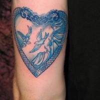 el tatuaje detallado de dos palomas en un corazon hecho en color azul