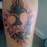 el tatuaje de un corazon en las llamas de fuego con un nombre hecho en color negro